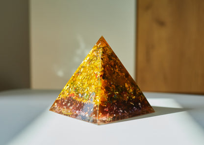 Piramidă orgonică de performanță înaltă - 14 cm x 16 cm (unicat)